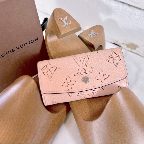Louis Vuitton Rare “Mahina” Baby Pink Leather Key Cles - Picture 1 of 8